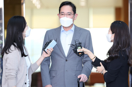 2주간의 해외 출장을 마친 이재용 삼성전자 부회장이 지난 21일 강서구 서울김포비즈니스항공센터를 통해 귀국해 취재진 질문에 답하고 있다.<연합뉴스>